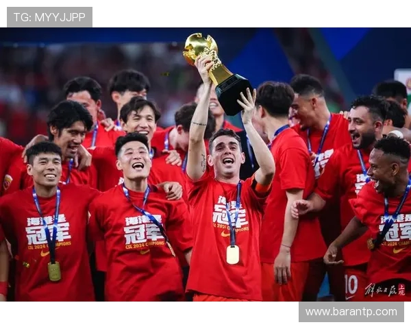 动容！34岁武磊喜极而泣，队友簇拥下高举火神杯+开心比“4”手势